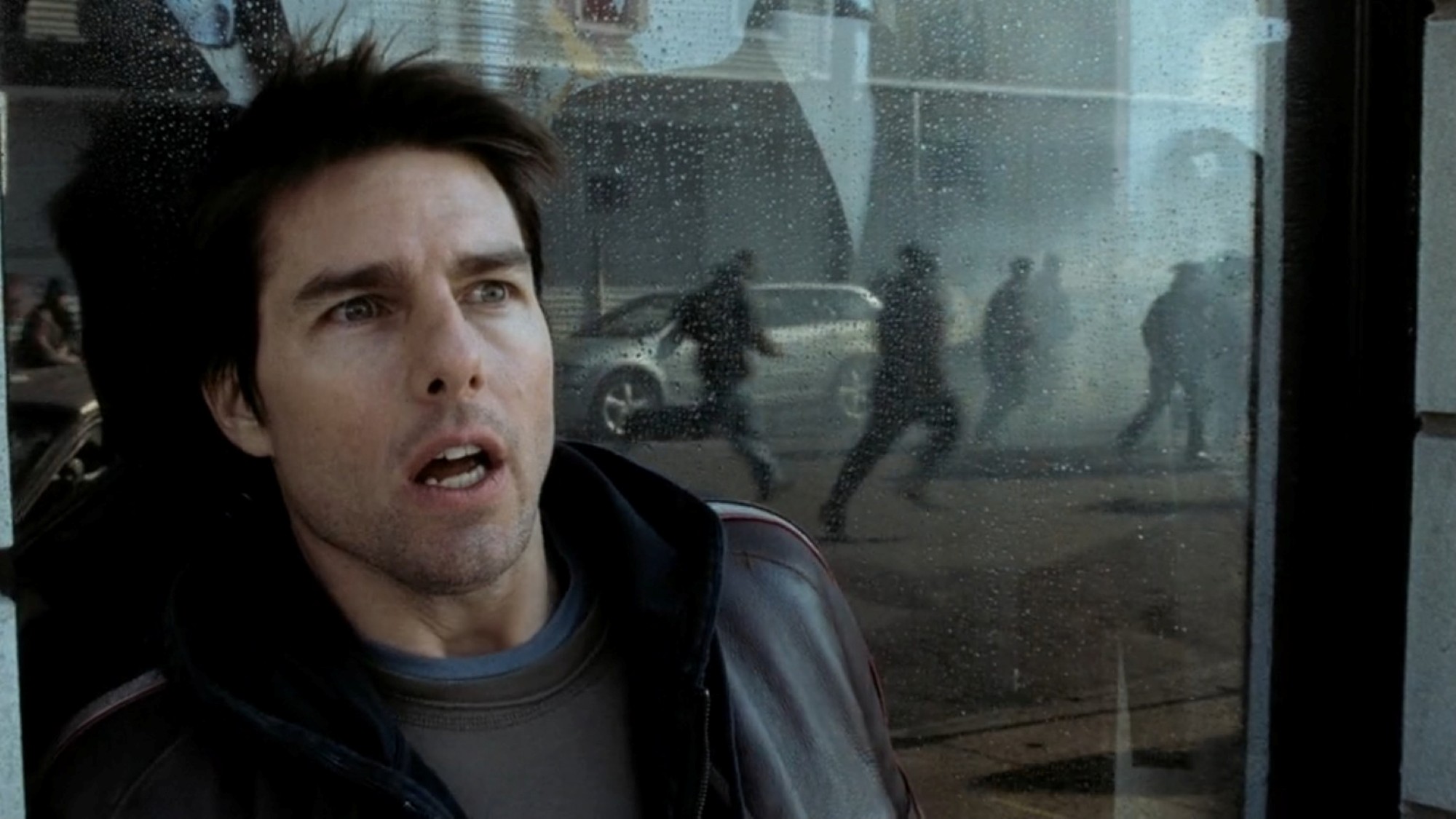 Ray (Tom Cruise) pauses to catch his breath while fleeing attacking aliens in the 2005 film War of the Worlds. Ray (Tom Cruise) pauses to catch his breath while fleeing attacking aliens in the 2005 film War of the Worlds.