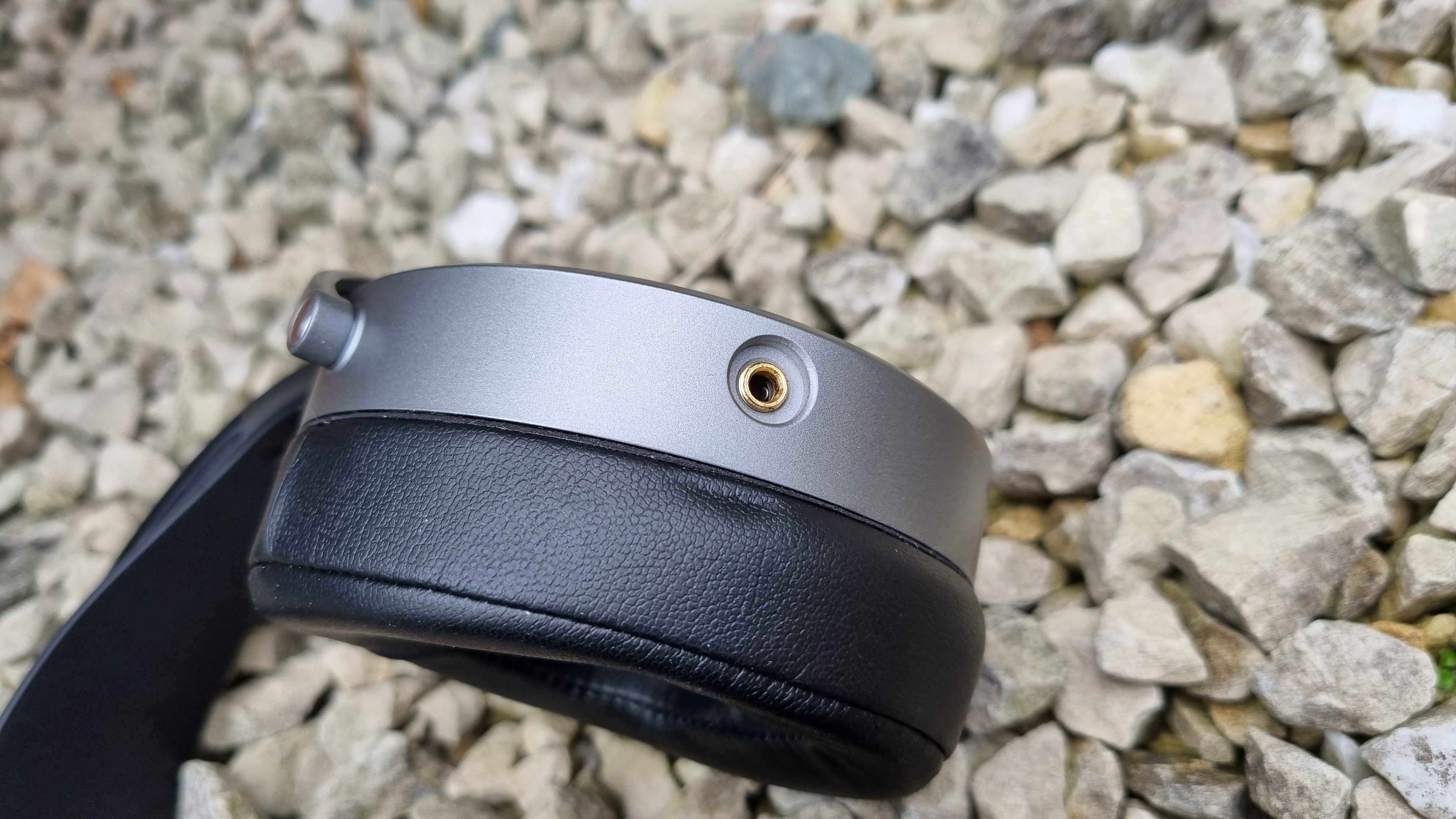 The left 3.5 mm input jack of the Audeze MM-100