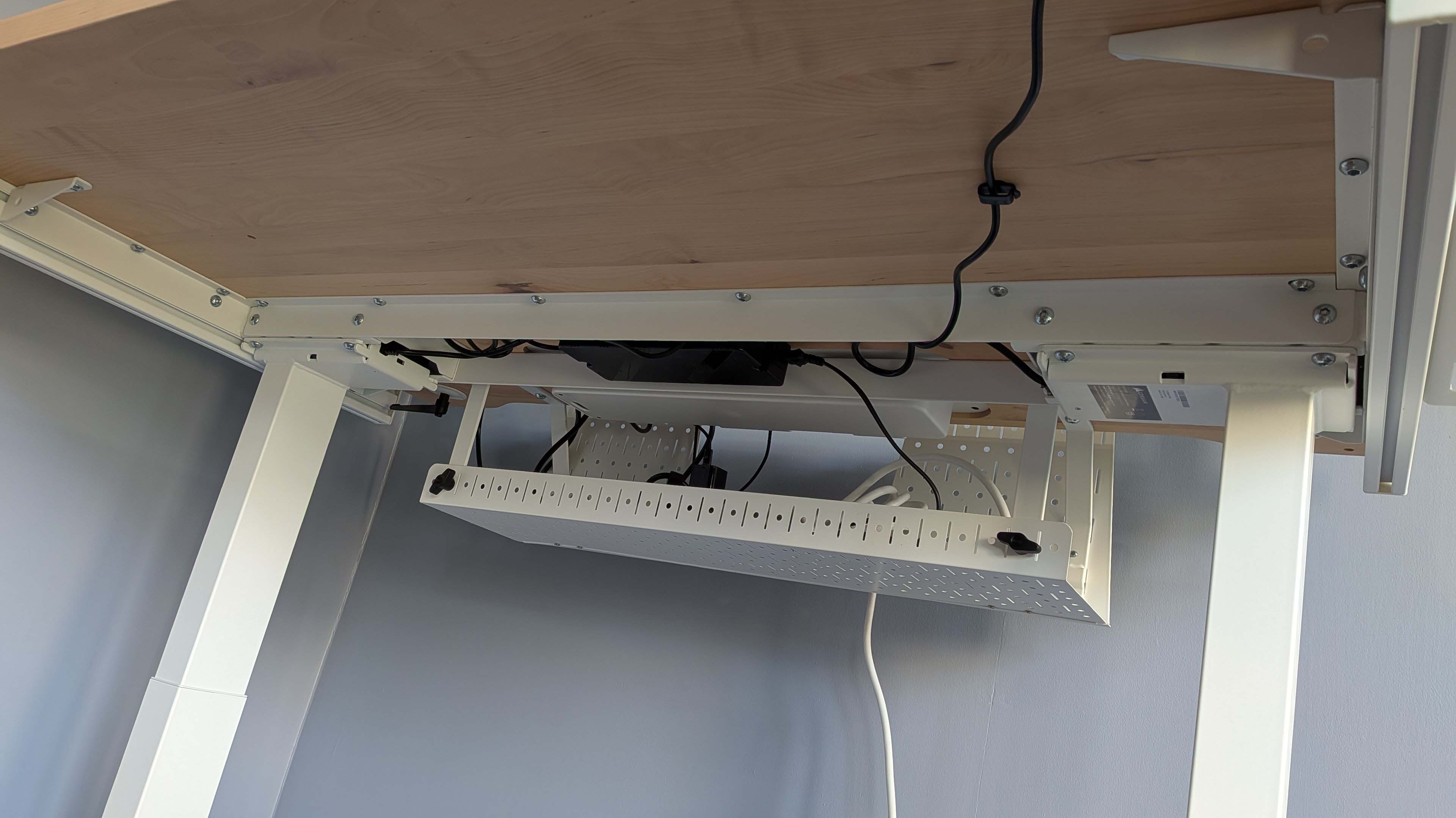 Corsair Platform:4 gaming desk