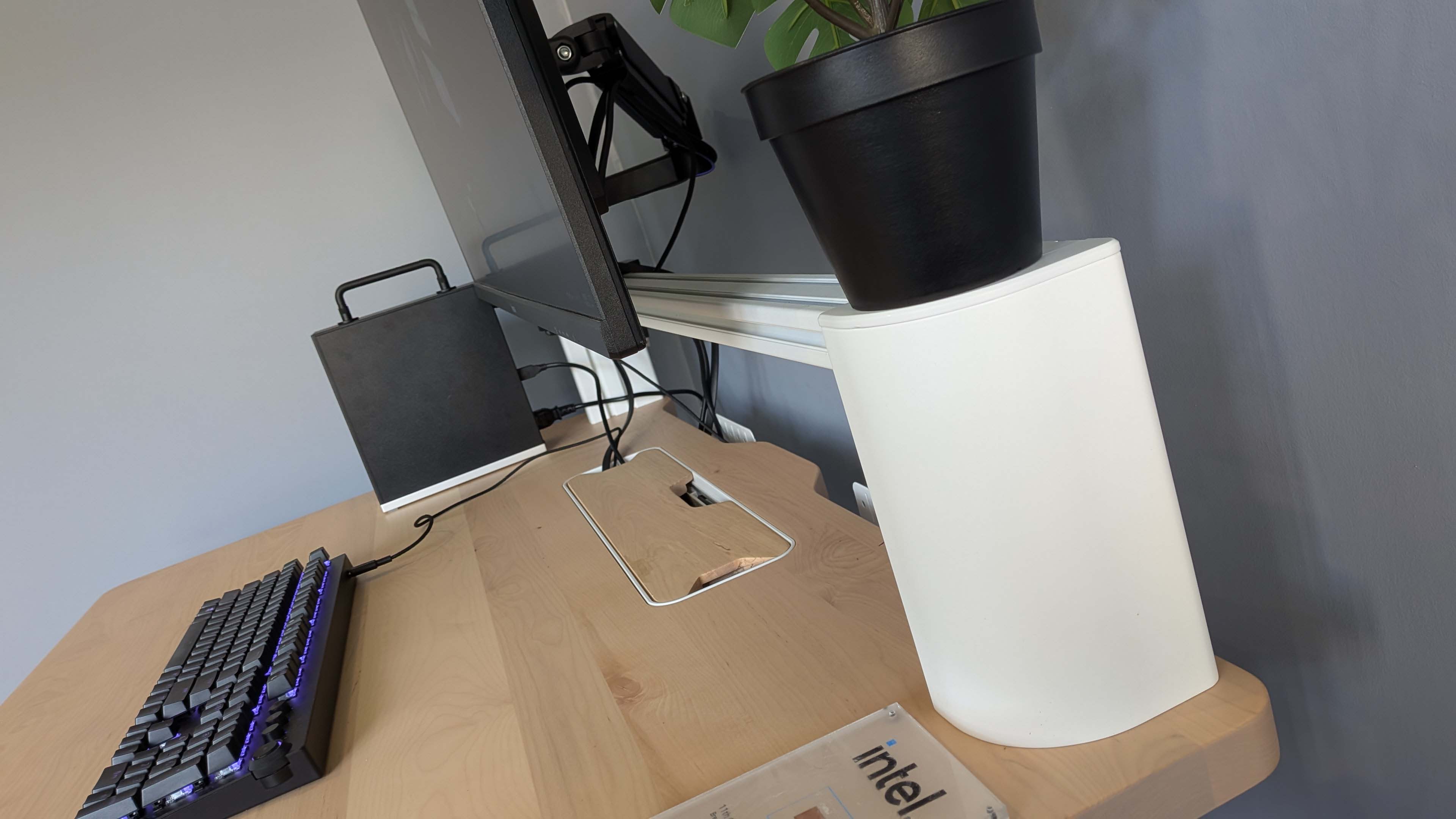 Corsair Platform:4 gaming desk