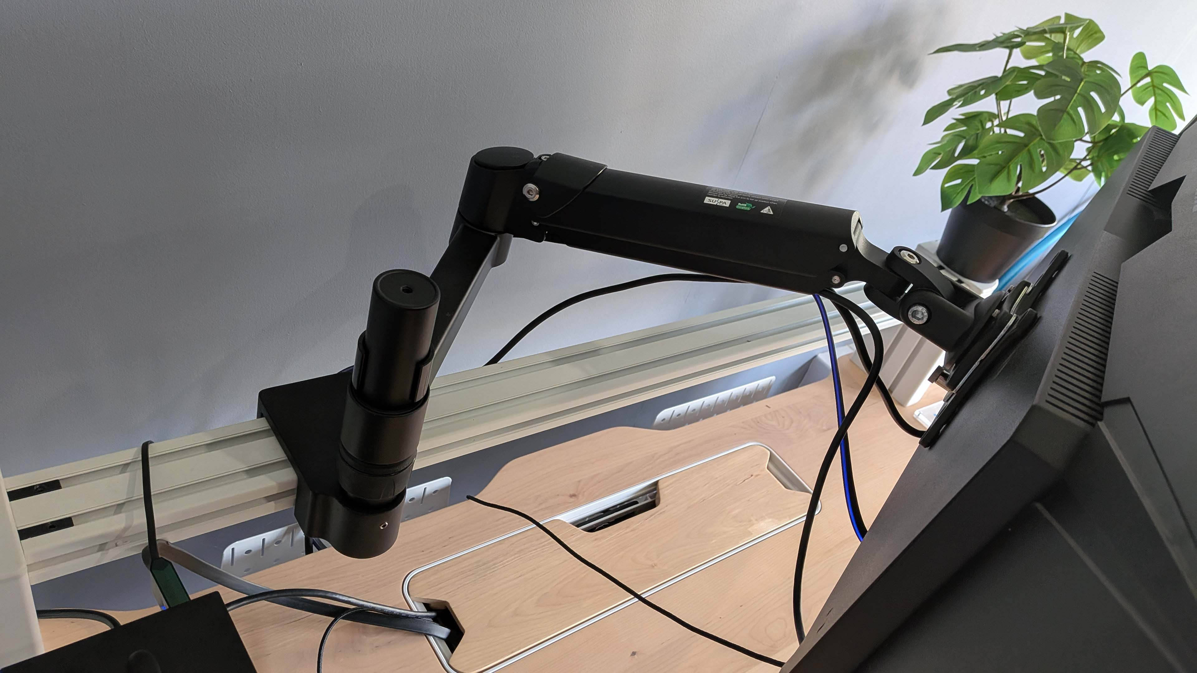 Corsair Platform:4 gaming desk