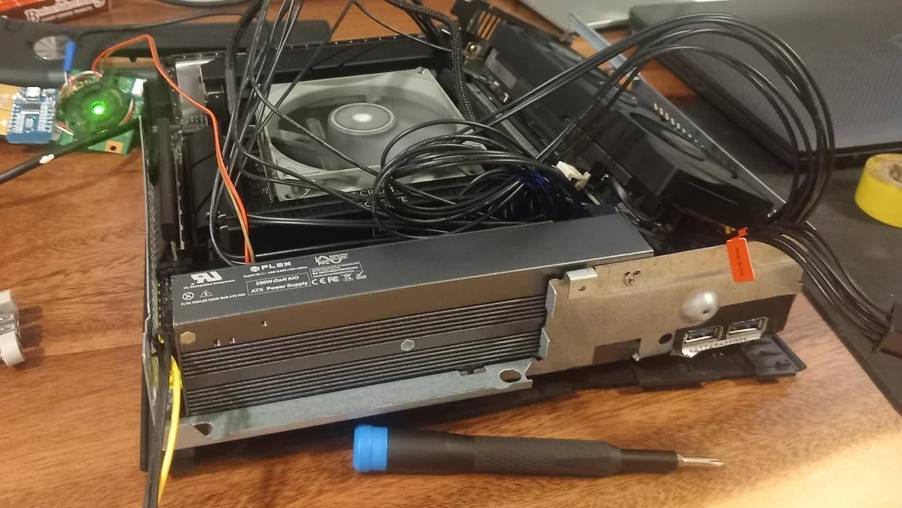 RazQ_'s gaming PC sleeper build, packaged inside the frame of an Xbox 360 Slim