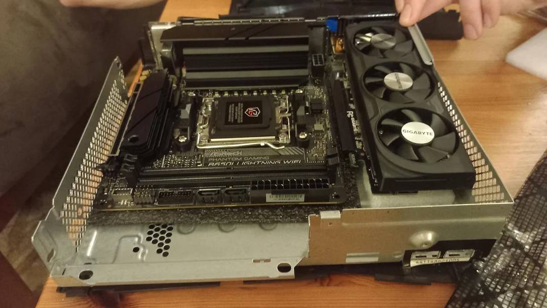 RazQ_'s gaming PC sleeper build, packaged inside the frame of an Xbox 360 Slim