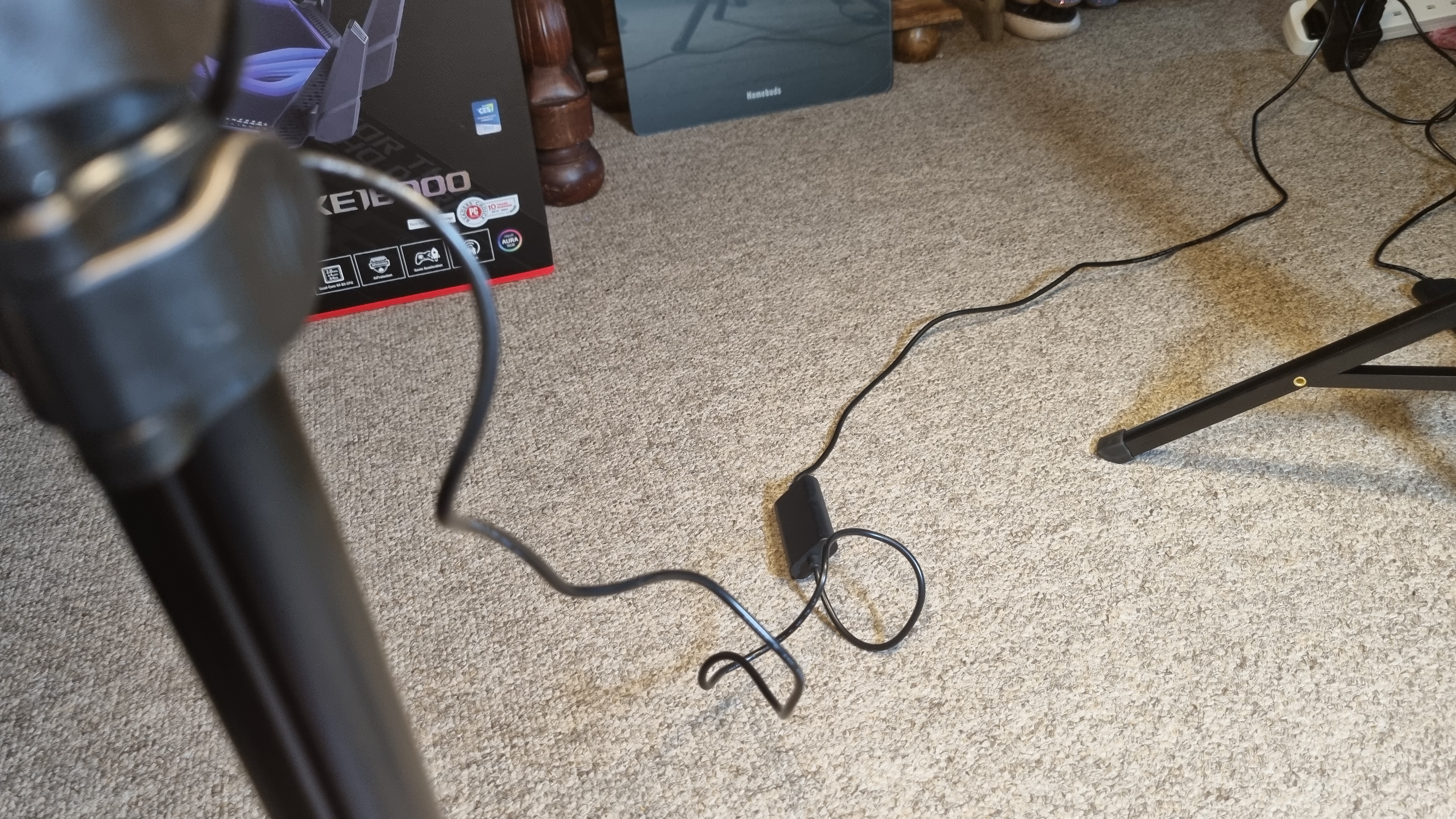 The cable attached to the Neewer Basics LED Panel Video Lighting kit