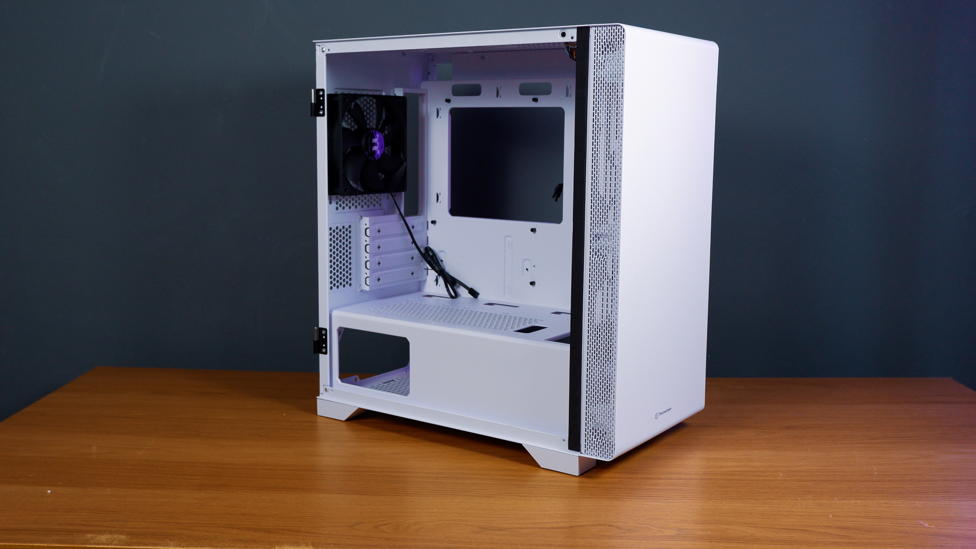 A white gaming PC built using a Thermaltake PC case, Cooler Master fans, and an AMD CPU.