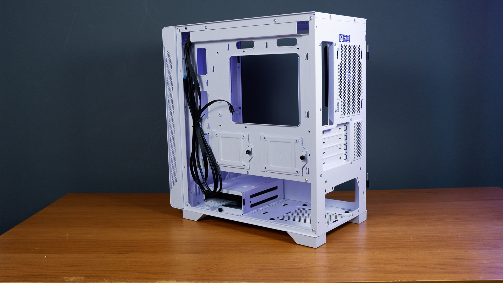 A white gaming PC built using a Thermaltake PC case, Cooler Master fans, and an AMD CPU.