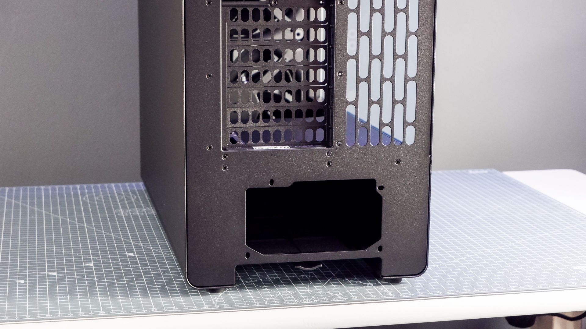 The Havn BF 360 PC case in both black and white with panels removed.
