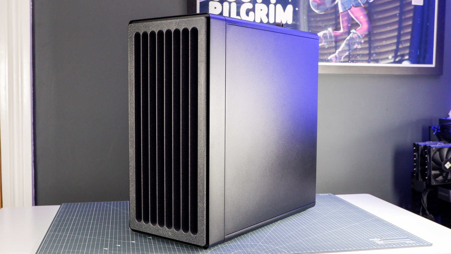 The Havn BF 360 PC case in both black and white with panels removed.