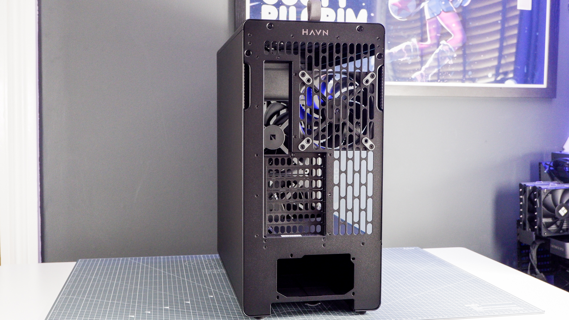 The Havn BF 360 PC case in both black and white with panels removed.