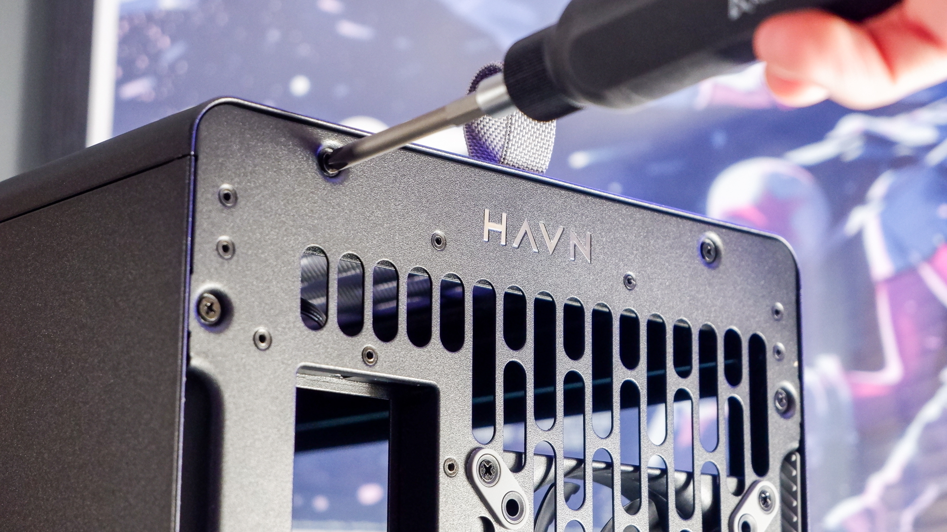 The Havn BF 360 PC case in both black and white with panels removed.