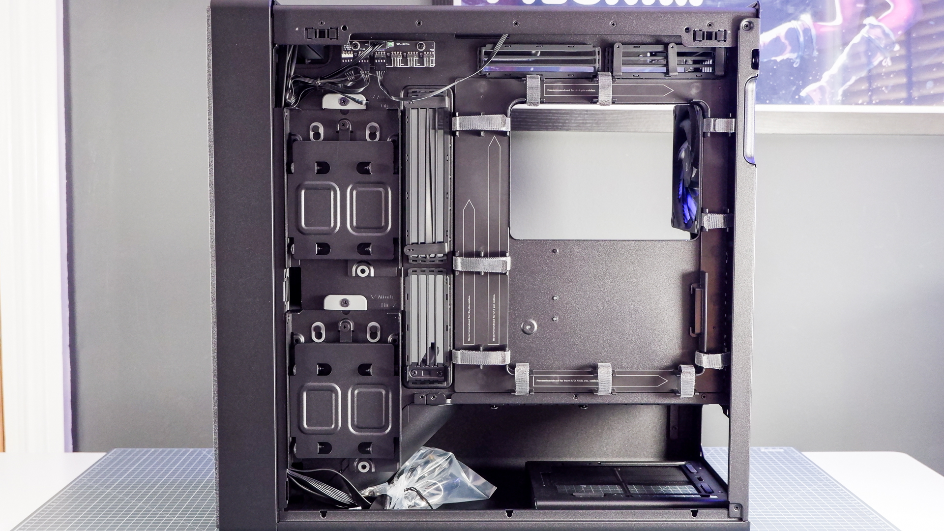 The Havn BF 360 PC case in both black and white with panels removed.