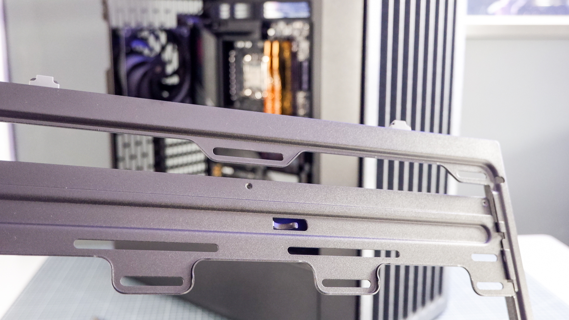 The Havn BF 360 PC case in both black and white with panels removed.