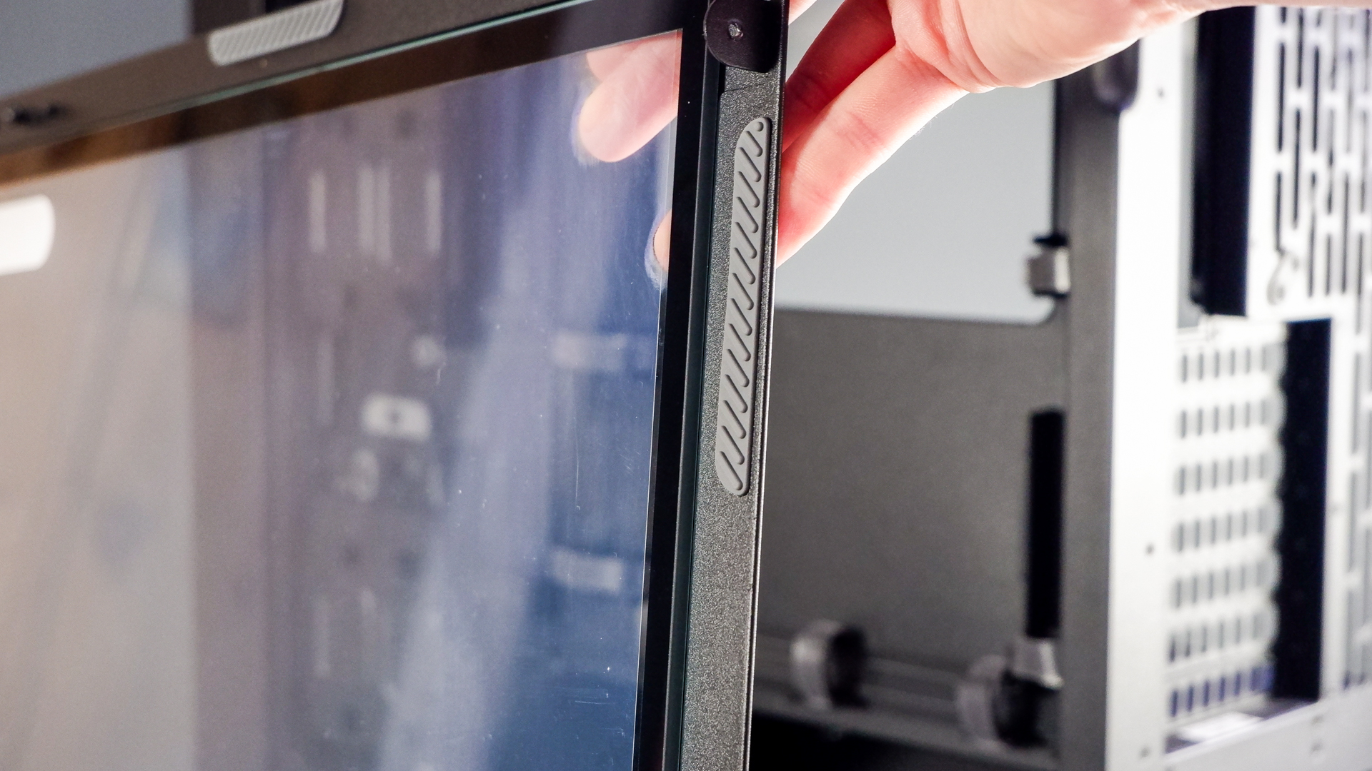 The Havn BF 360 PC case in both black and white with panels removed.