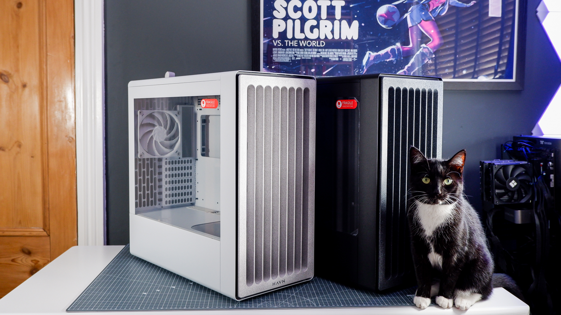 The Havn BF 360 PC case in both black and white with panels removed.