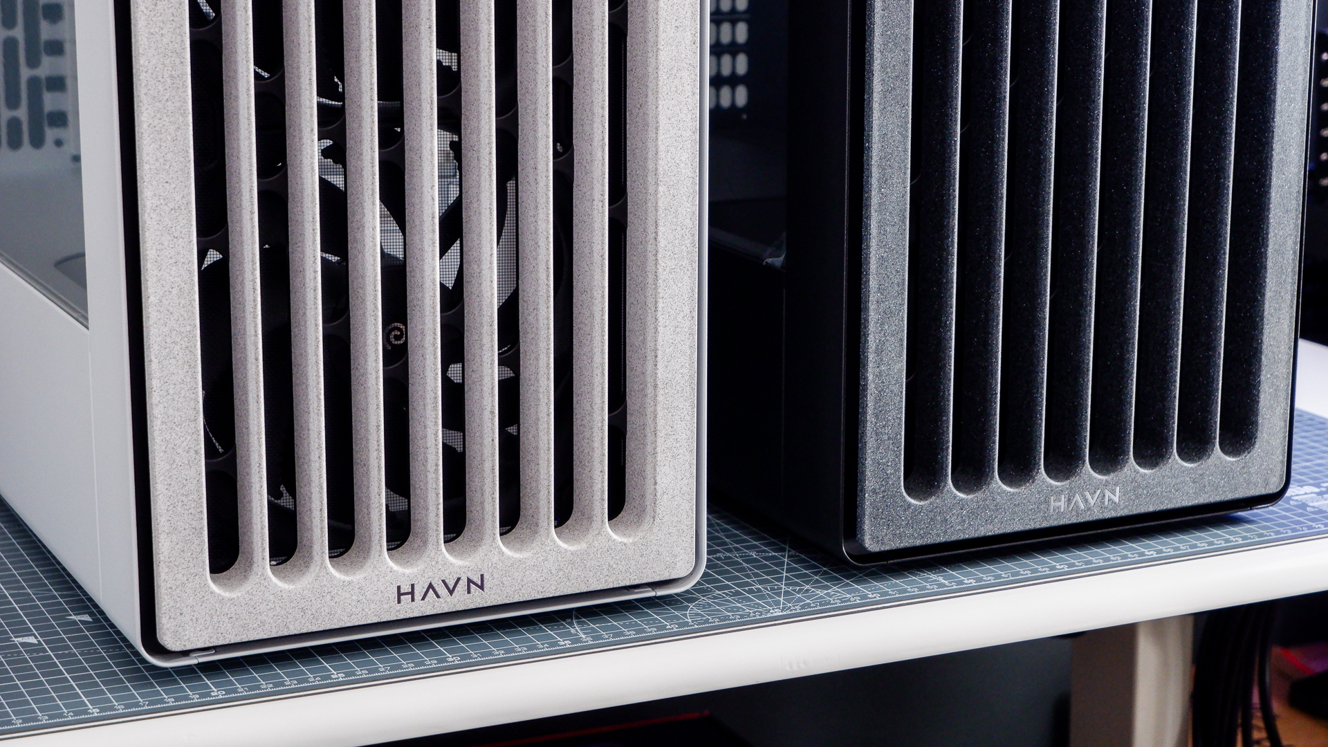 The Havn BF 360 PC case in both black and white with panels removed.