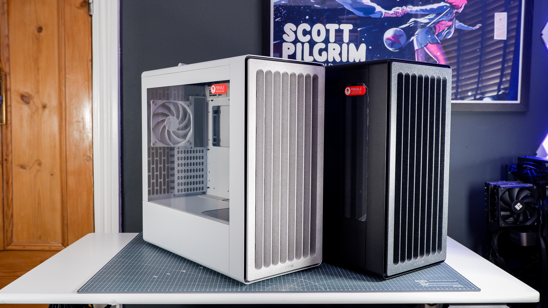 The Havn BF 360 PC case in both black and white with panels removed.