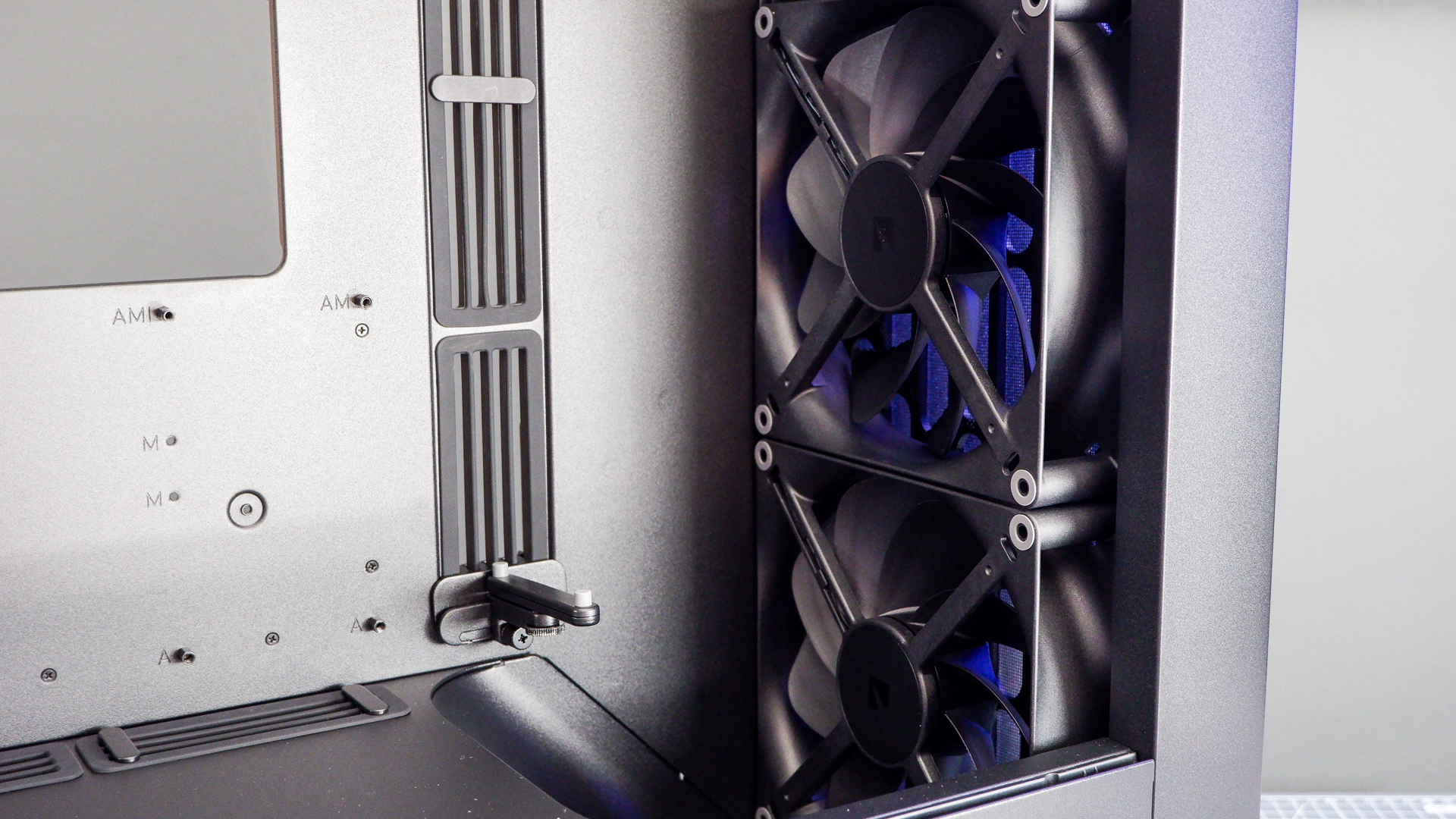 The Havn BF 360 PC case in both black and white with panels removed.