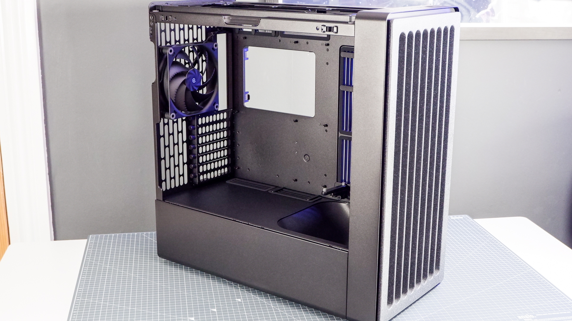 The Havn BF 360 PC case in both black and white with panels removed.