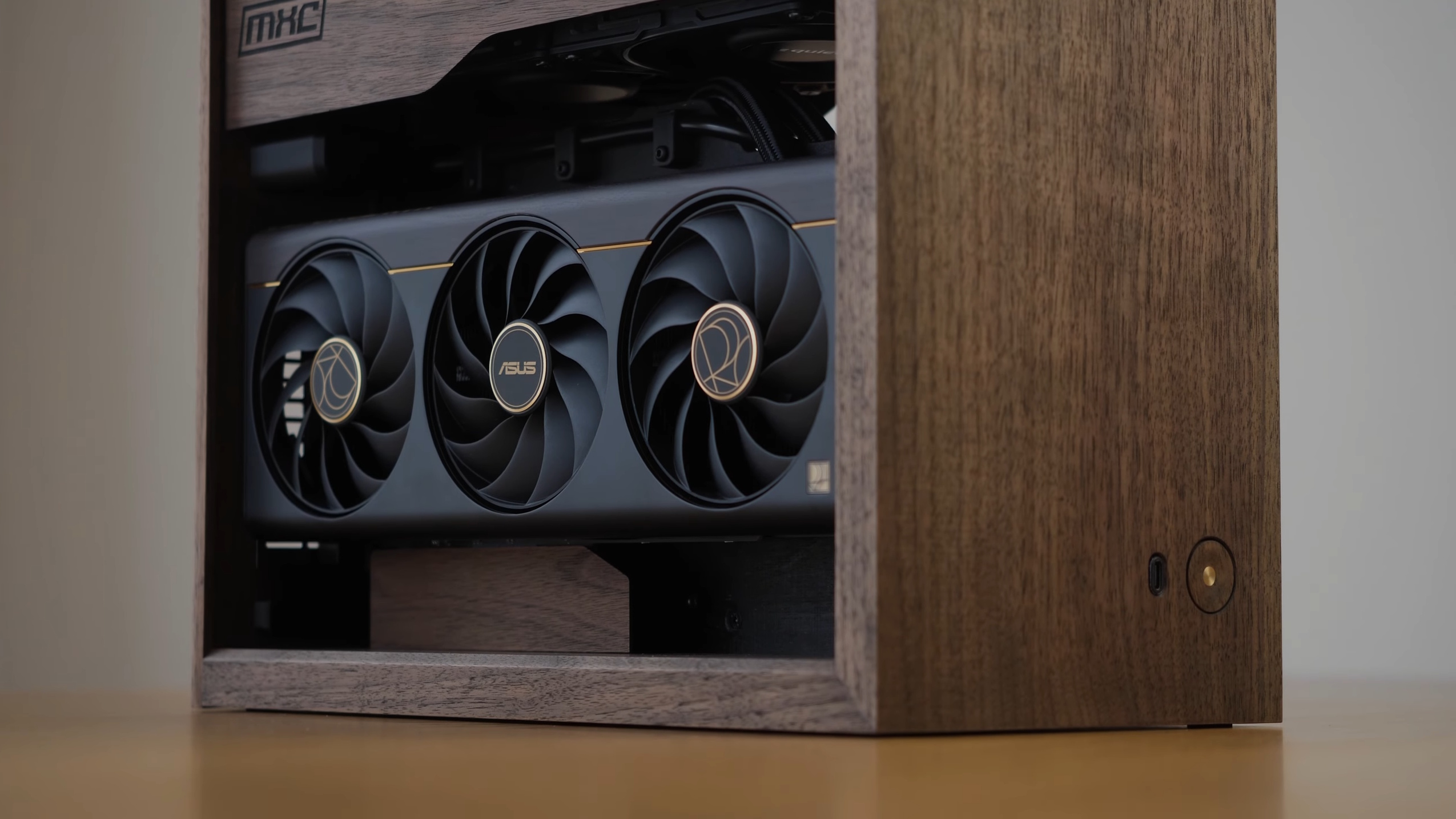 A custom DIY walnut wooden ITX PC case by MXC Builds