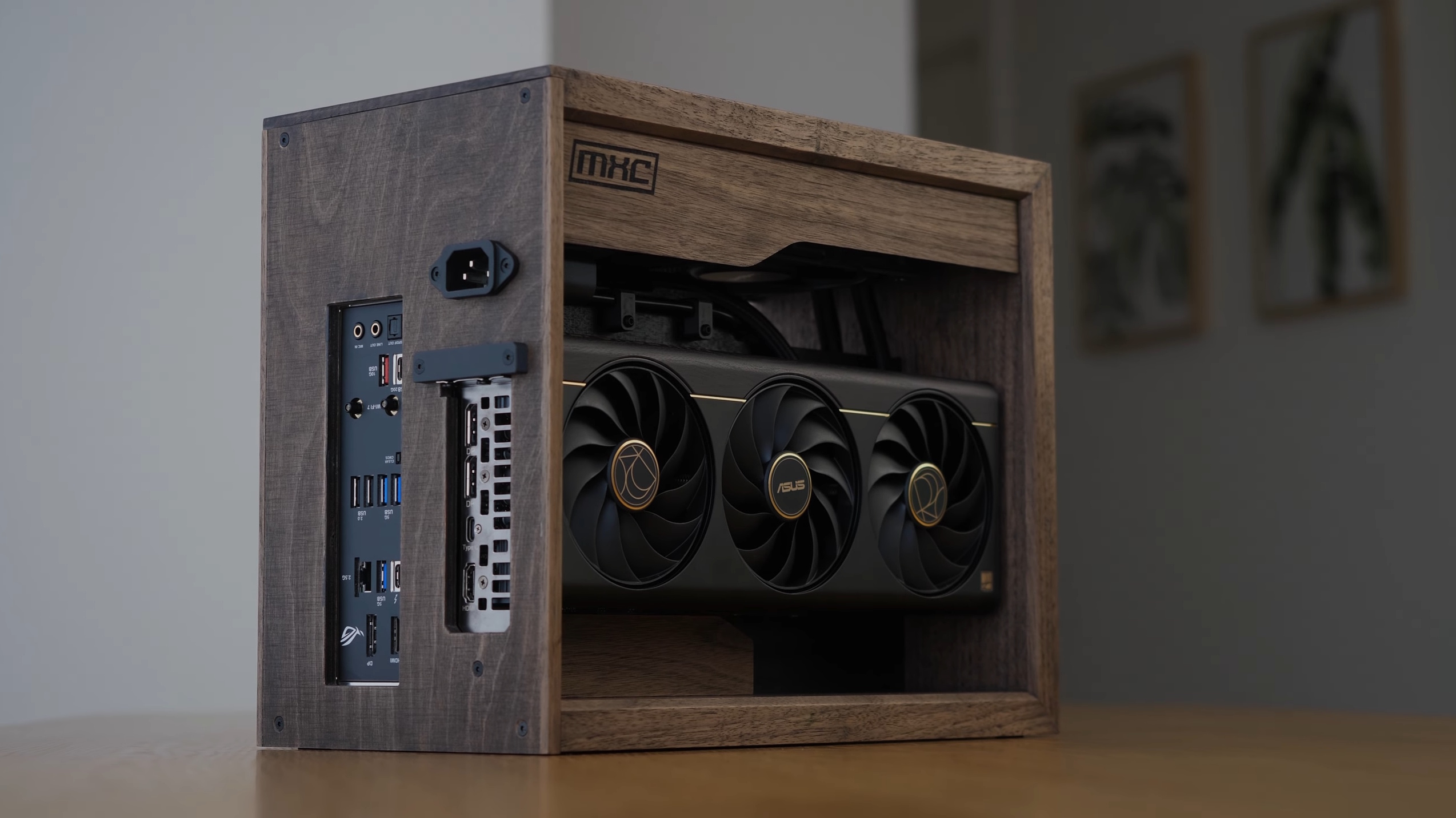 A custom DIY walnut wooden ITX PC case by MXC Builds