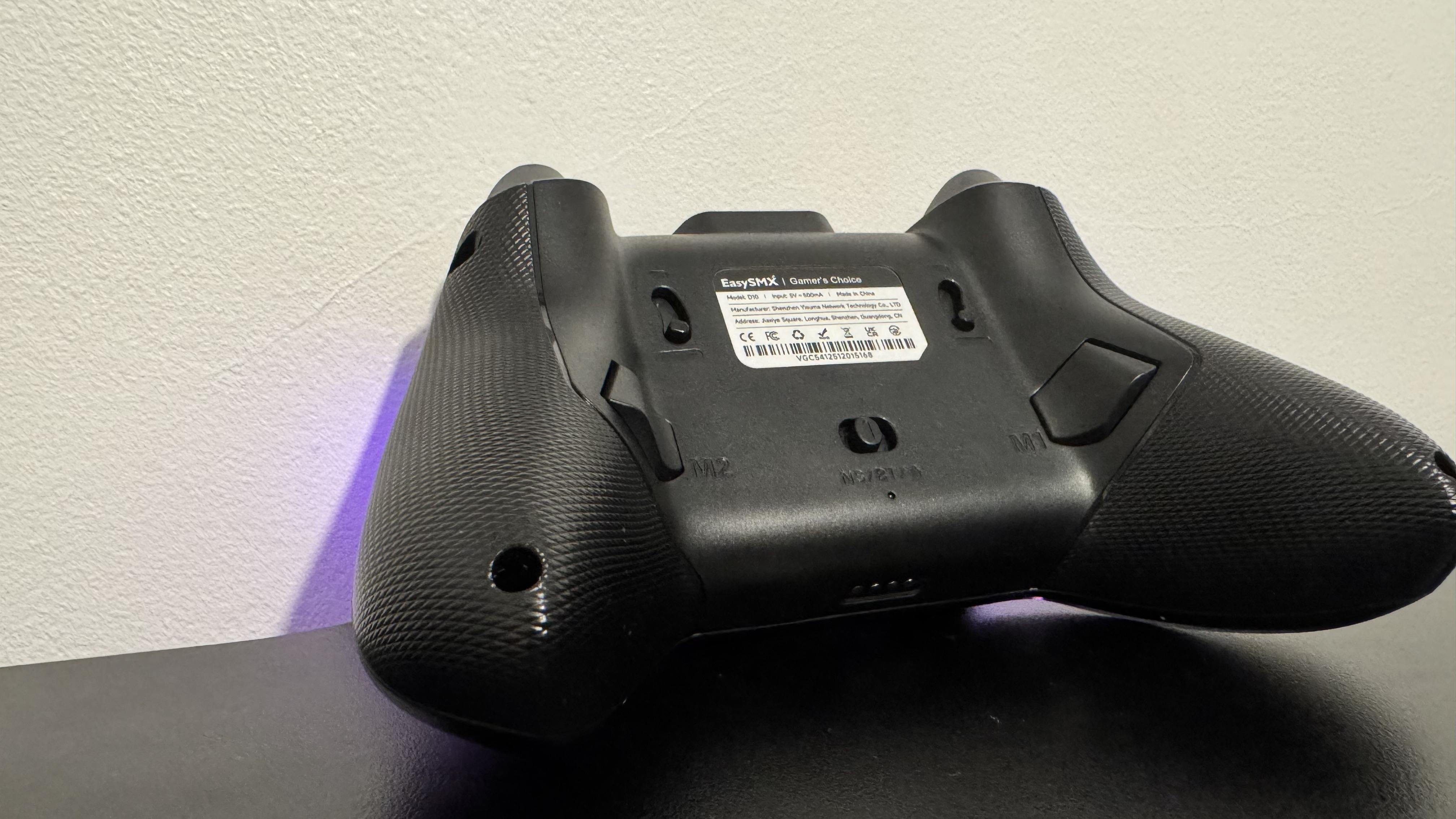 EasySMX D10 from the back without the charging stand, on a black desk