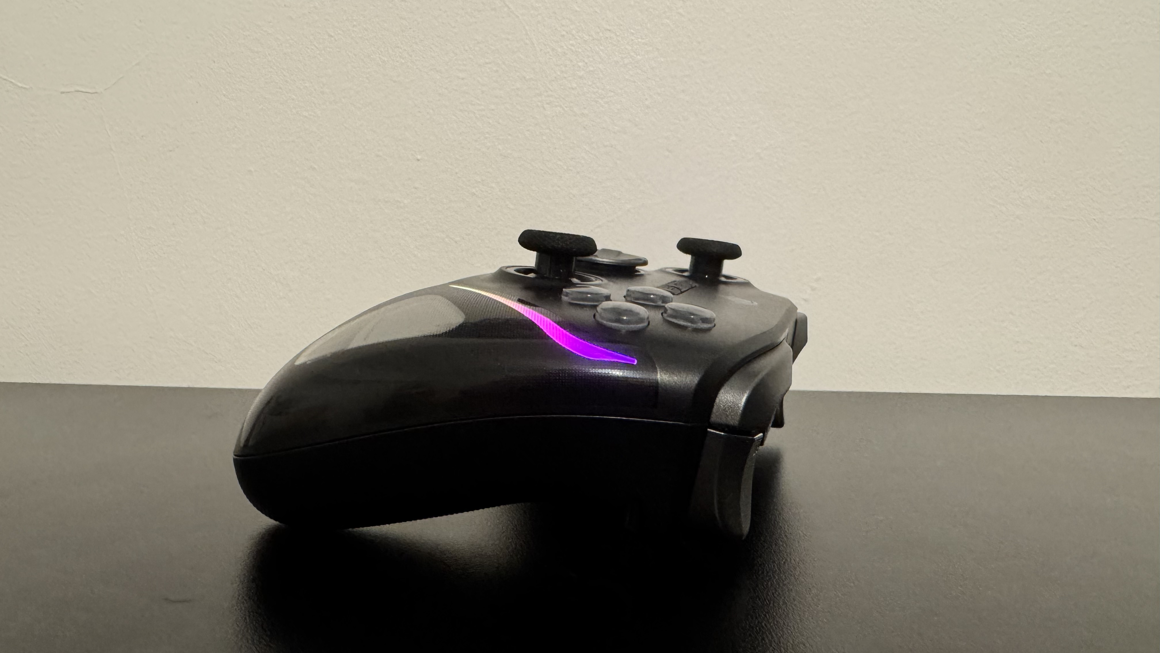 EasySMX D10 from the side on a black desk