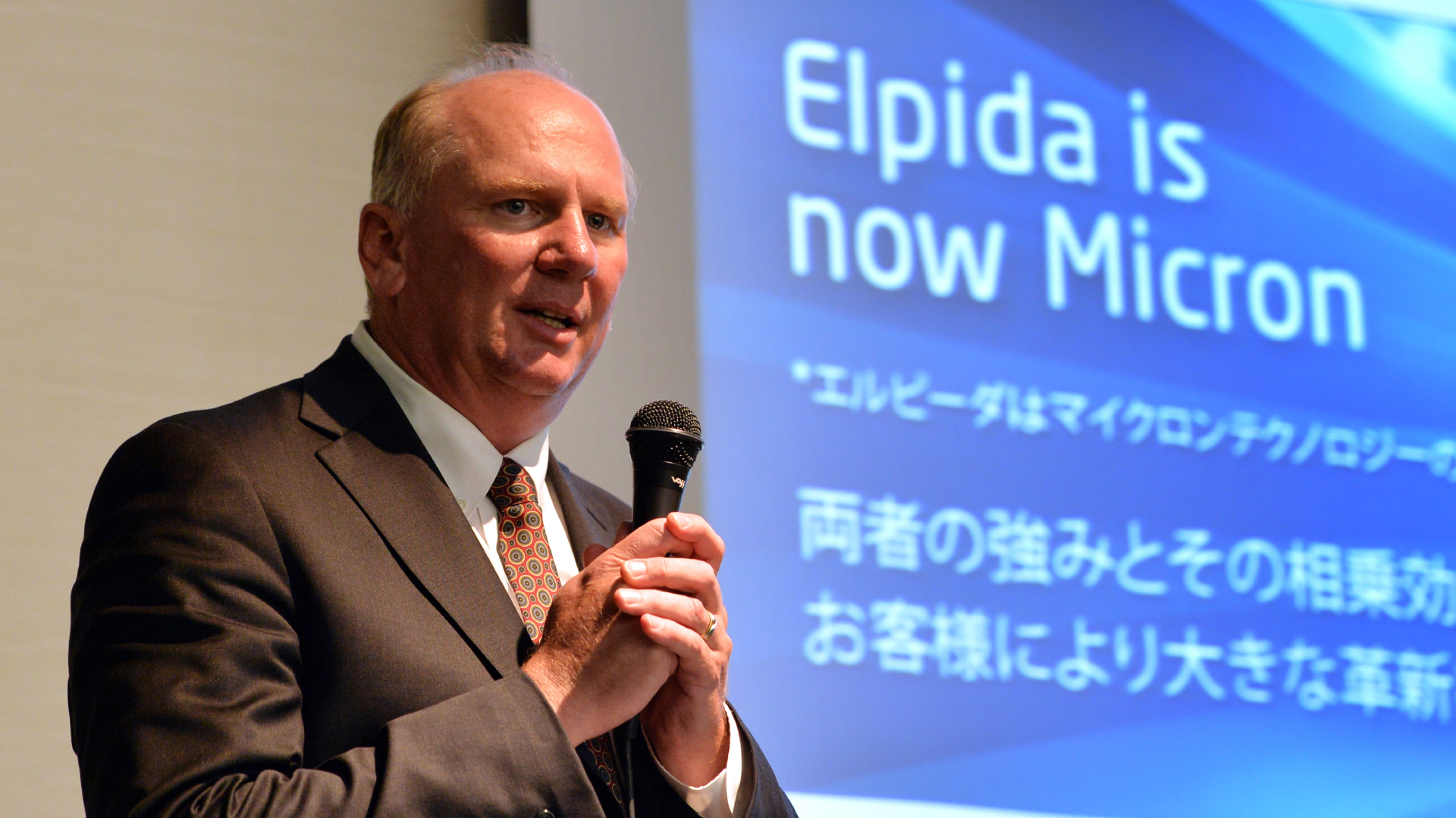US semiconductor giant Micron Technology chief executive Mark Durcan announces the acquisition of Japan's one and only DRAM maker Elpida Momory, which filed for bankruptcy protection to the court last year, at a press conference in Tokyo on July 31, 2013. Elpida's president and co-trustee Yukio Sakamoto (unseen in this picture) resigned on July 31 and Yoshitaka Kinoshita will replace as president of the company. AFP PHOTO / Yoshikazu TSUNO