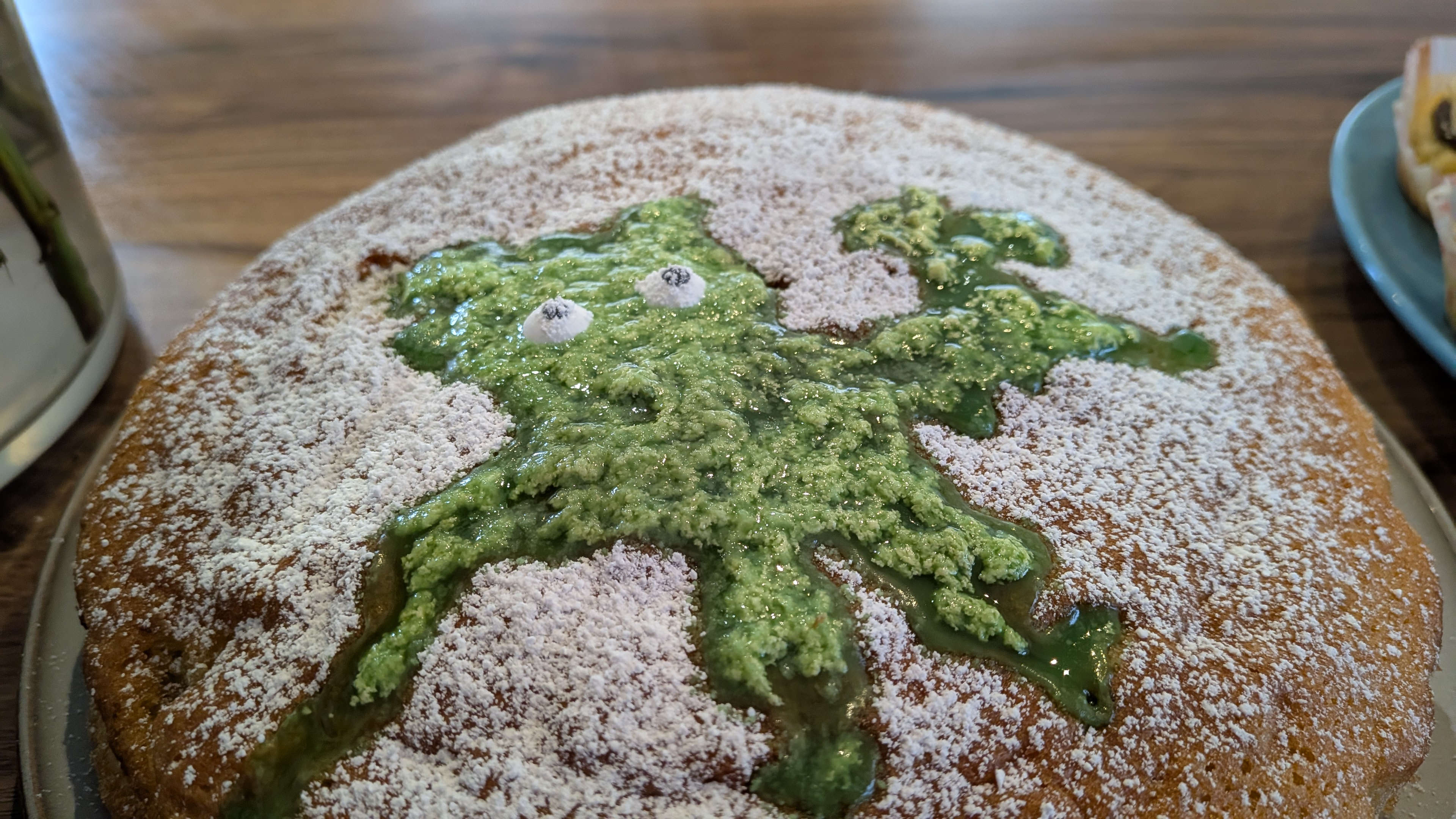 Victorica Sponge cake featuring a completely accurate depiction of Yoda in split icing