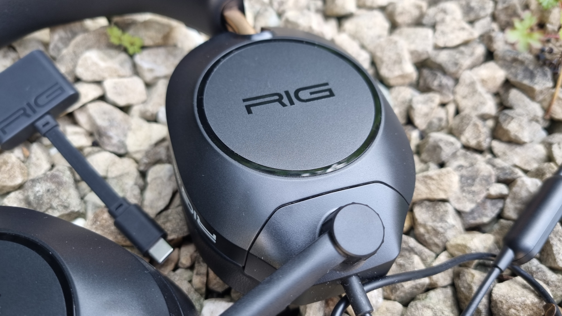 The left earcup of the Rig R5 Spear Max HD