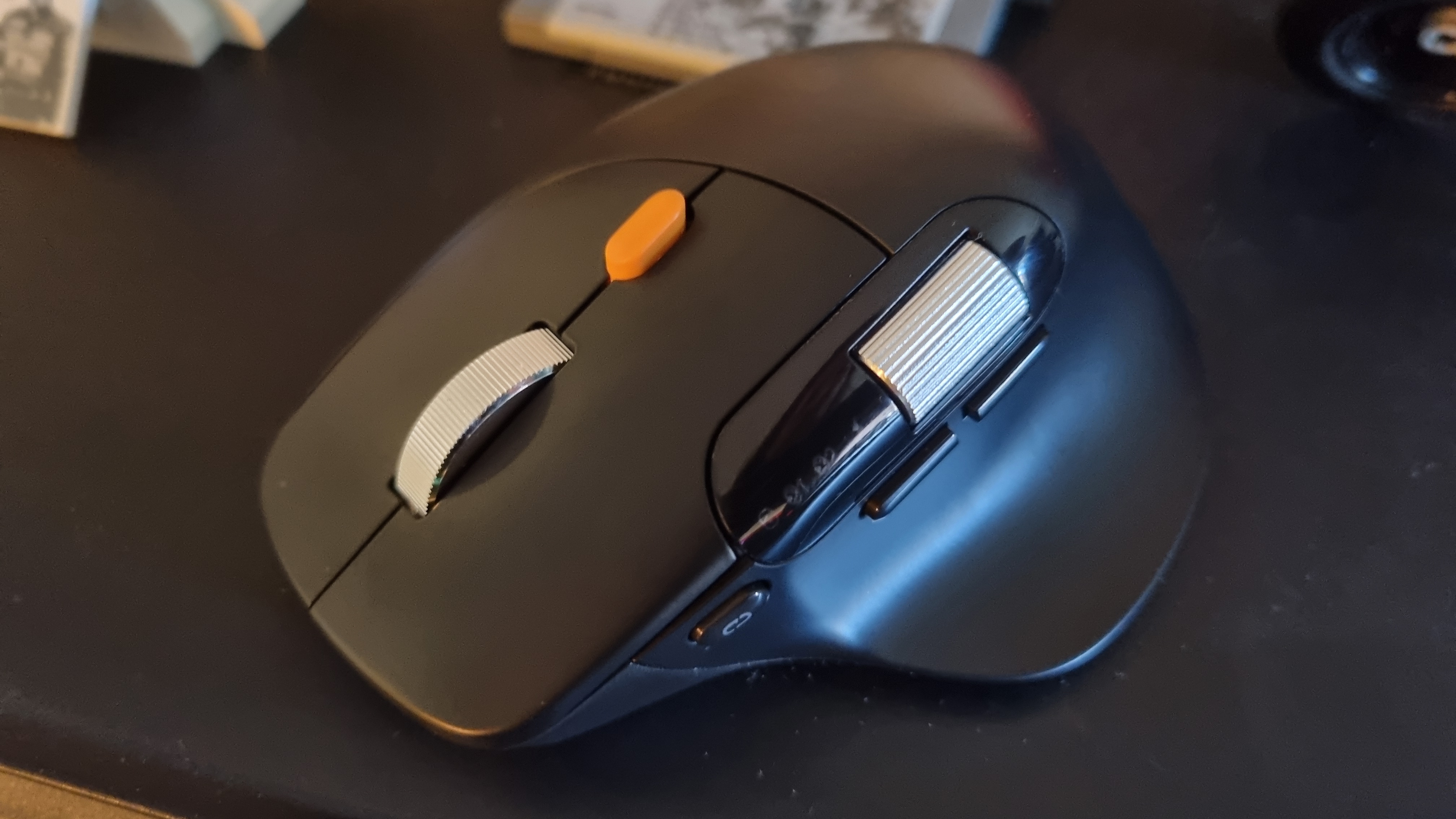A ProtoArc EM25 ergonomic mouse looking handsome