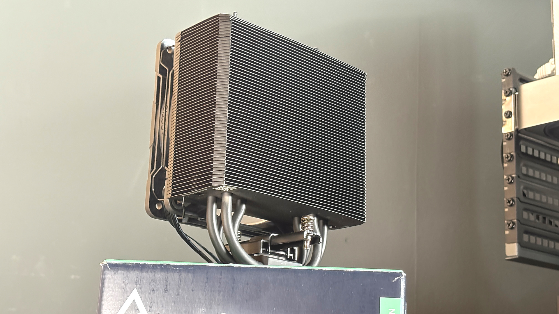 An Arctic Freezer 36-S on a desk and installed in a gaming PC, with the Freezer 36 nearby.