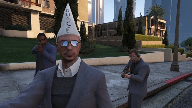 A GTA Online player models the dunce cap.