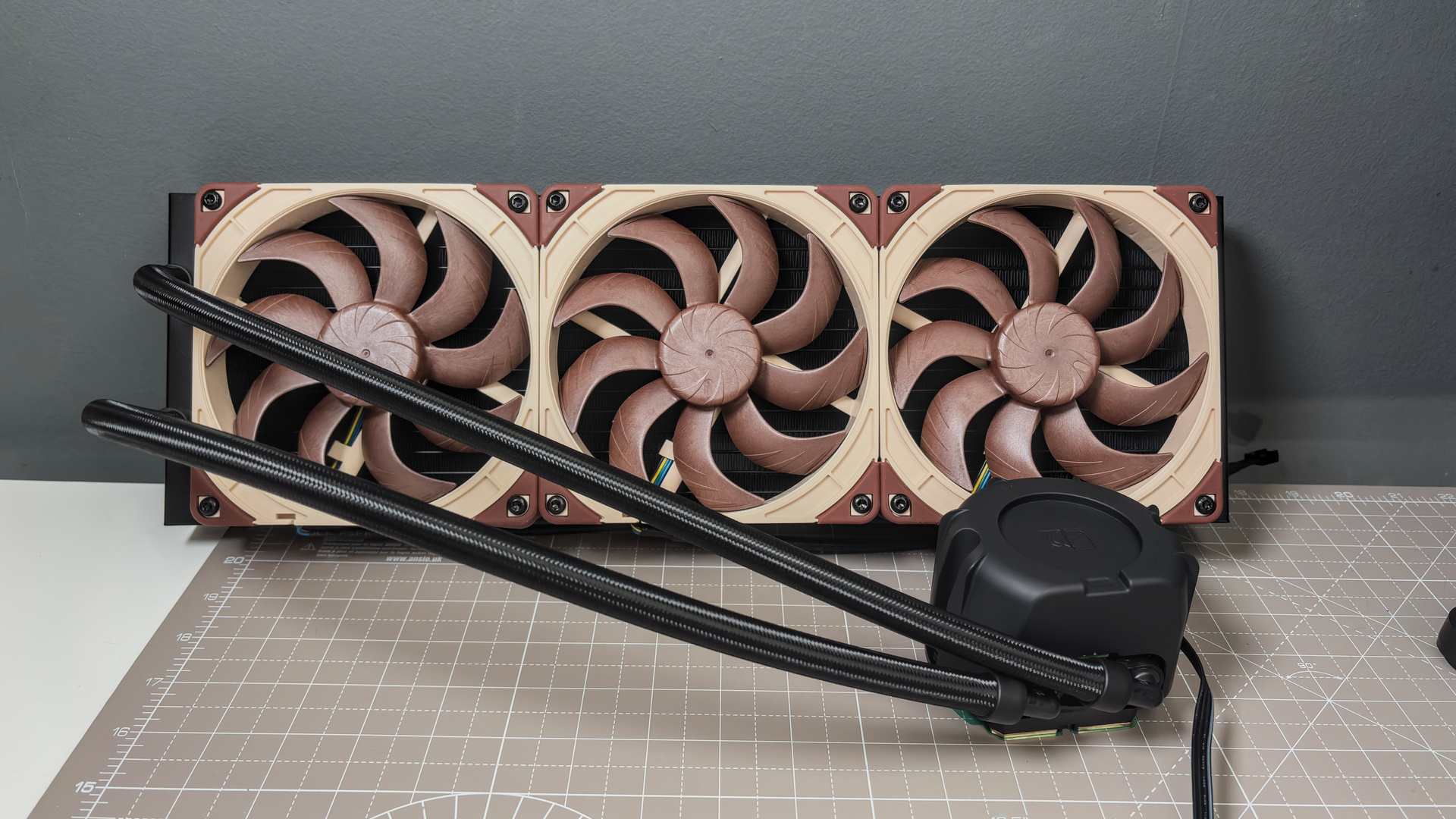 A Noctua NL-LC1 liquid cooler being installed on a test bench for testing.