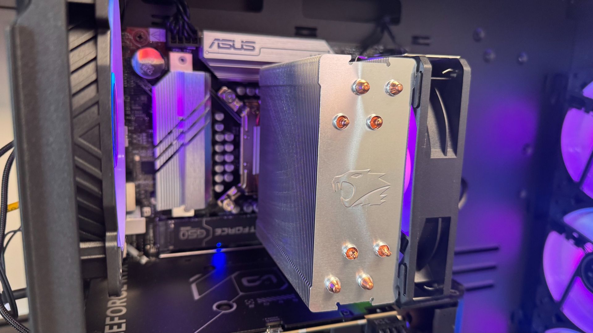 iBuyPower RDY Scale B06 gaming pc on a wooden desk
