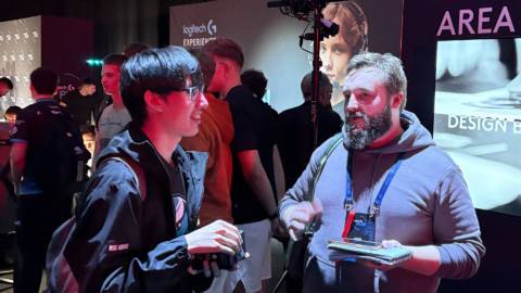 Jacob Fox talking to pro CS2 player Azuwu.