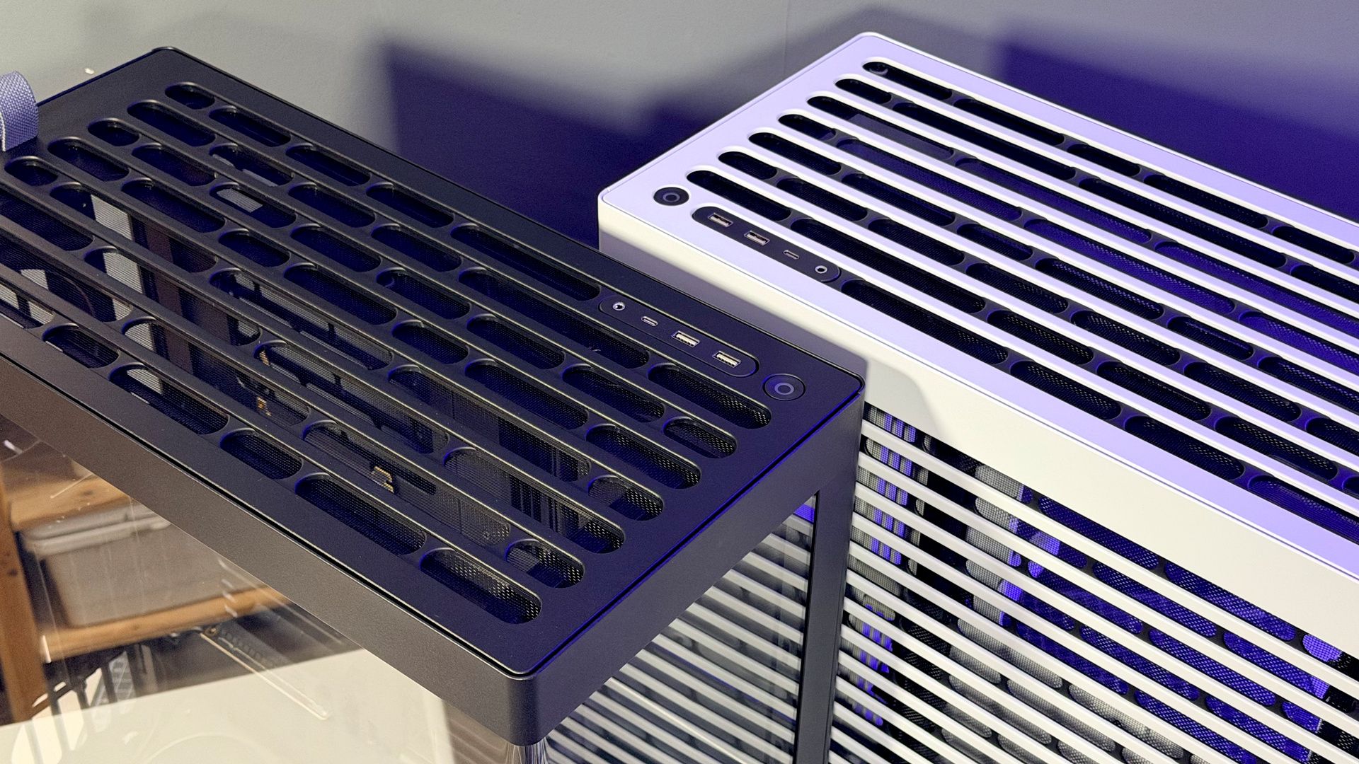 The Havn HS 360 PC case in black and white on a desk.