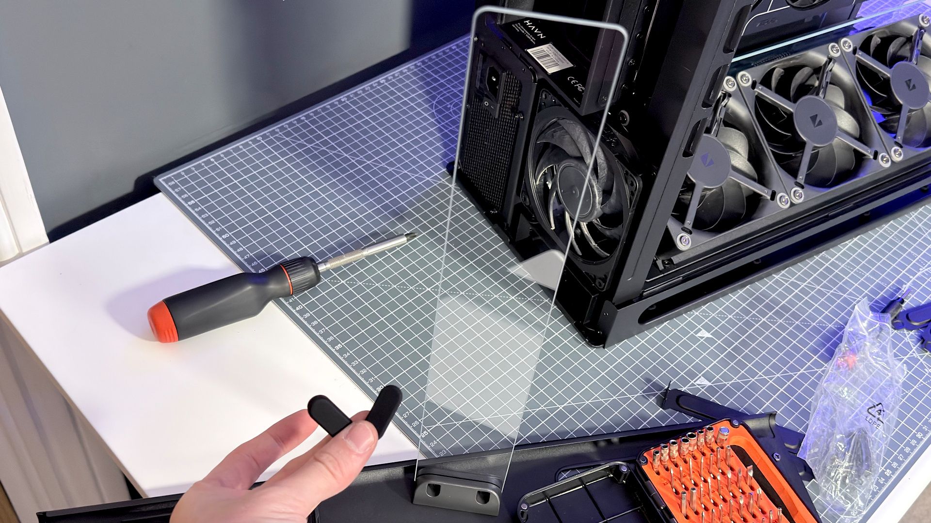 The Havn HS 360 PC case in black and white on a desk.