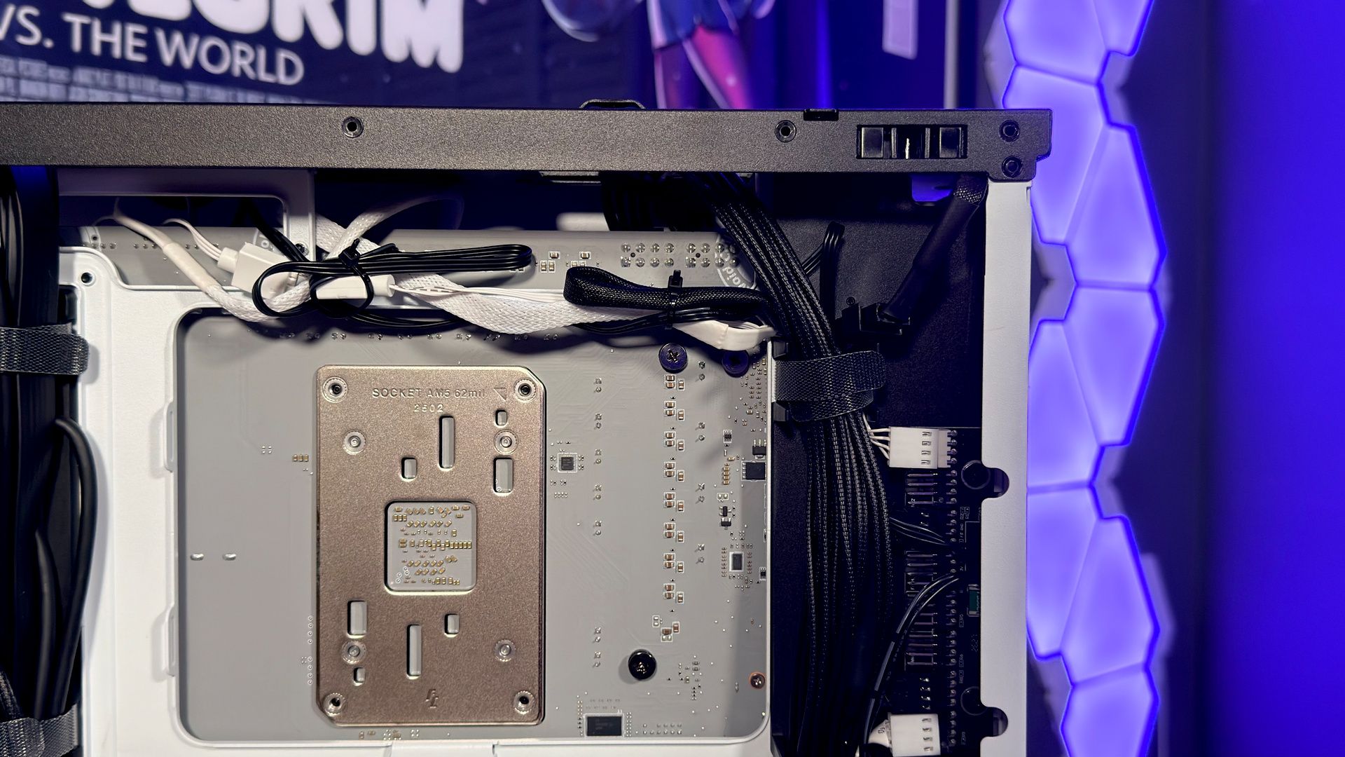 The Havn HS 360 PC case in black and white on a desk.