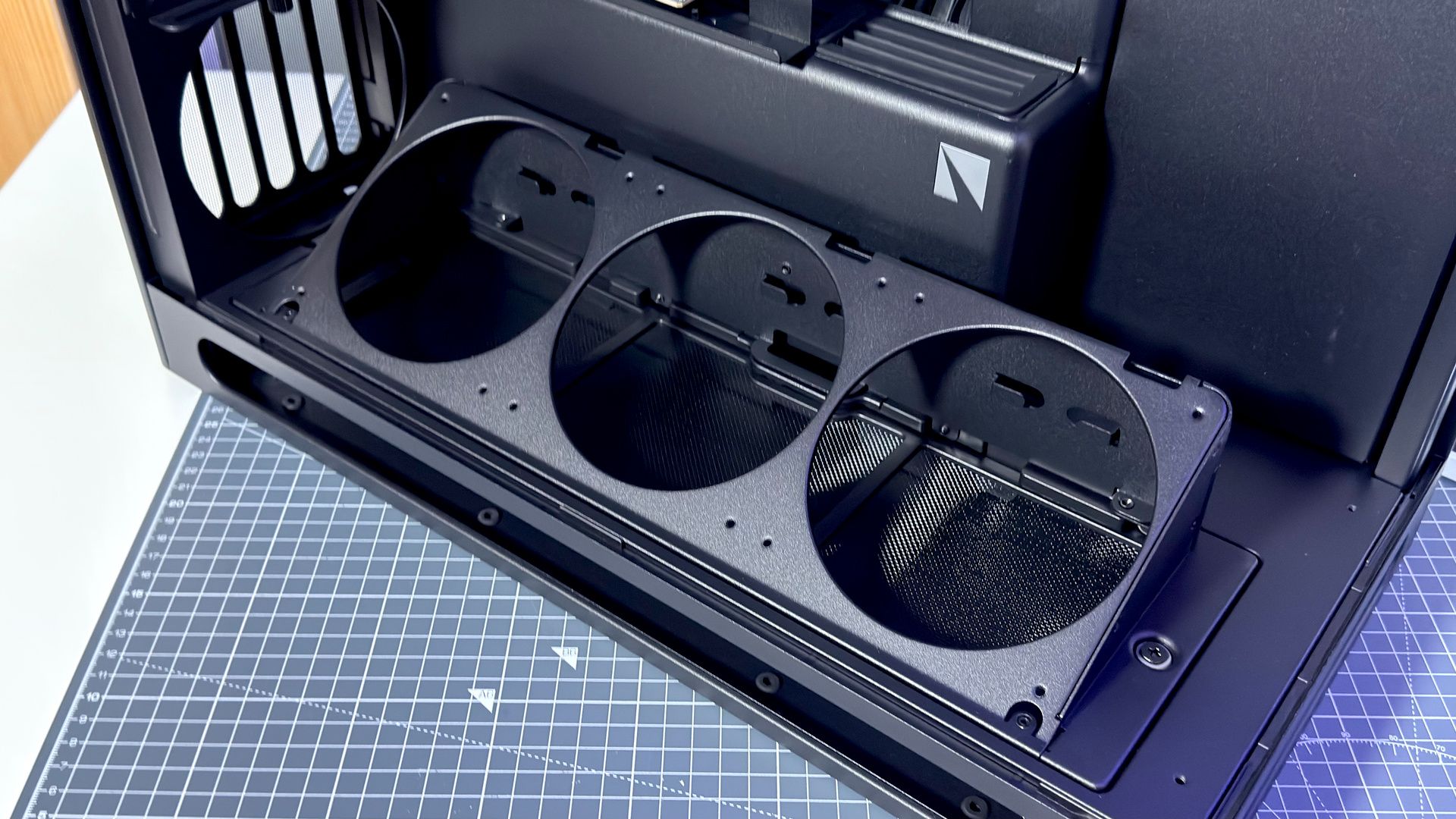 The Havn HS 360 PC case in black and white on a desk.
