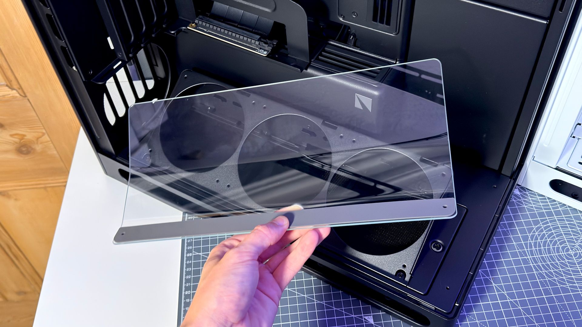 The Havn HS 360 PC case in black and white on a desk.