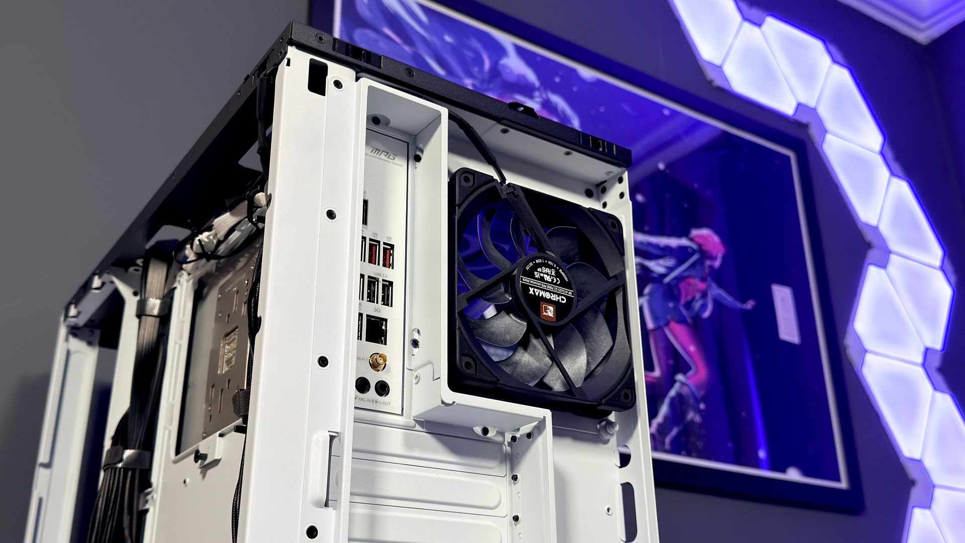 The Havn HS 360 PC case in black and white on a desk.
