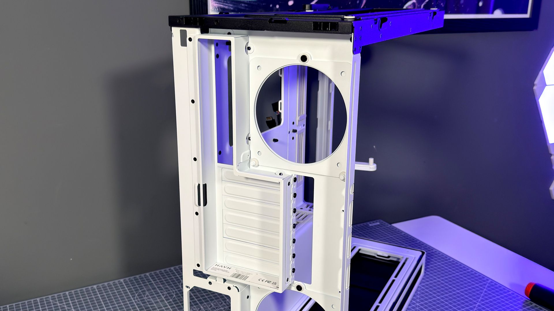 The Havn HS 360 PC case in black and white on a desk.