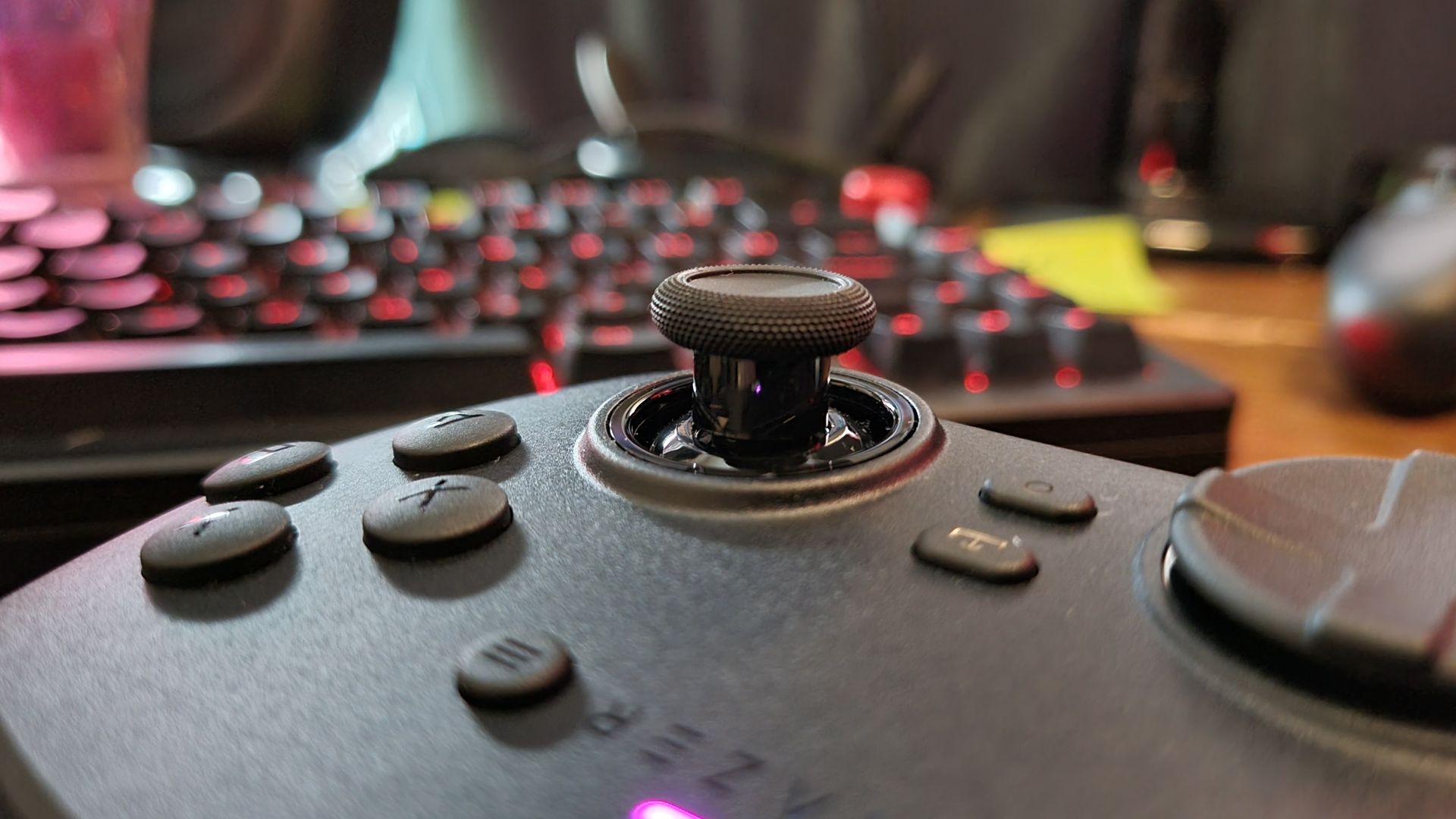 The right thumbstick of the Razer Wolverine V4 Pro